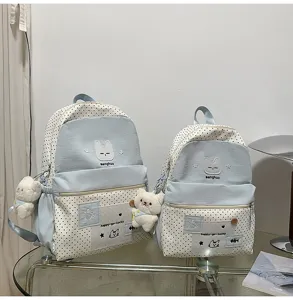 Hermosa mochila escolar de lunares con lindo estampado de gato y llavero de oso kawaii.