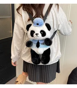 Detailansicht des niedlichen Plüsch-Panda-Kinderrucksacks mit weichem Material und Polizeidesign.