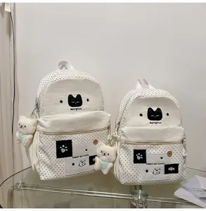 Linda mochila de lunares estilo japonés con bordado de gato y colgante de peluche.