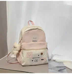 Primer plano detallado del bonito bordado de gato y diseño de lunares en el bolsillo.