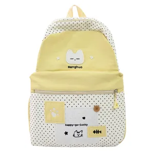 Detalle mochila gato tierno, lunares amarillo y blanco, bolso escolar grande de gran capacidad.