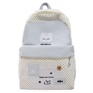 Detalle de parche de gato lindo de mochila escolar de lunares estilo japonés para jóvenes.