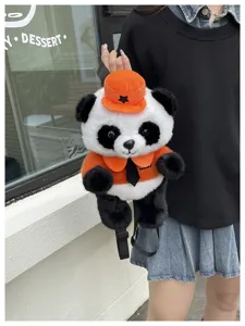Süßer Cartoon Panda Plüsch Rucksack, bunte Kinder Tasche mit orangefarbenem Hut, Detail Ansicht.