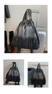 Vue détaillée du sac à dos en denim délavé vintage montrant un dégradé gris et des coutures verticales.