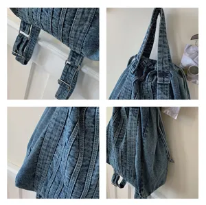 Vue détaillée du sac à dos en jean rétro avec coutures fines, bretelles réglables et texture.