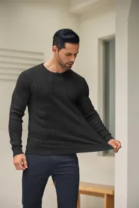 Herren Einfarbig Zopfmuster Pullover Detail zeigt strukturierter Stoff und bequeme Passform.