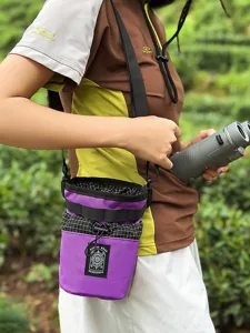 Borsa a secchiello a tracolla piccola a quadri viola alla moda per uso esterno.