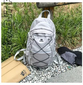 Leichtes Outdoor-Rucksack-Detail, strapazierfähiges Netzgewebe mit Kordelzug und Griff.