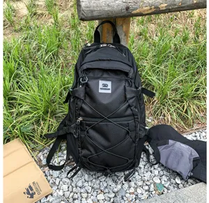 Schwarzer Outdoor-Wander-Rucksack im Detail, mit praktischem Kordelzug und robusten Gurten.