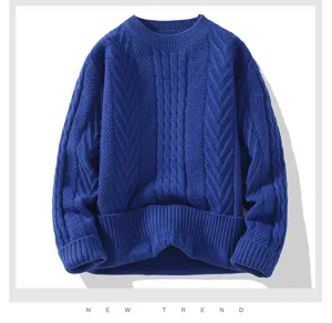 Dettaglio in primo piano del maglione blu a trecce con trama ricca e vestibilità comoda.