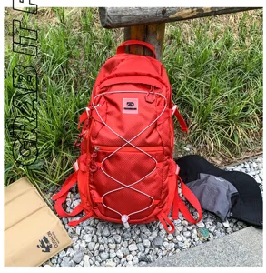 Detailansicht des roten Outdoor-Rucksacks mit strapazierfähigem Kordelzug und robustem Stoff.