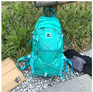 Leichter türkiser Kordelzug Rucksack für Outdoor Wandern und sportliche Aktivitäten.