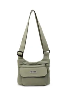 Grüne Canvas Umhängetasche mit mehreren Taschen und verstellbarem Gurt für den Alltag.