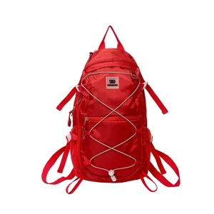 Detailansicht des roten Outdoor-Freizeitrucksacks mit praktischer elastischer Kordel.