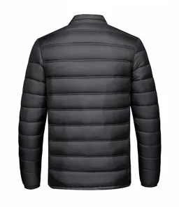 Vista trasera detallada de la chaqueta acolchada de invierno negra lisa para hombre.