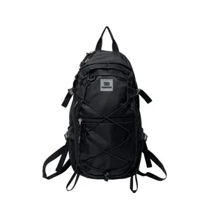 Detailaufnahme des schwarzen Outdoor-Rucksacks mit Front-Kordelzug und strapazierfähigem Stoff.