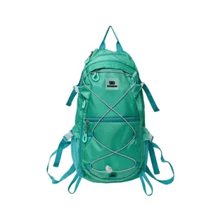 Grüner, leichter Outdoor Freizeit Kordelzug Rucksack Detailansicht für Wandern und Reisen.