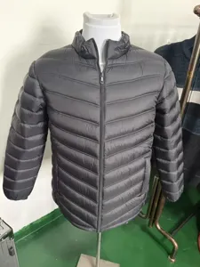 Chaqueta de invierno hombre color liso cuello alto acolchado calido abrigo manga larga casual.