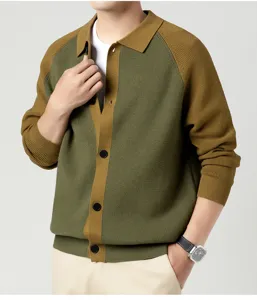 Détail du cardigan en tricot color-block pour homme, col polo, gros plan mode automne.