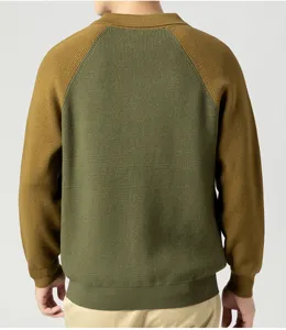 Détail de dos du pull polo pour homme en bloc de couleurs avec des belles manches raglan.