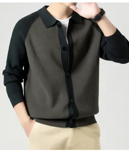 Détail cardigan en maille, col polo, design color-block, boutons, tissu premium pour hommes.