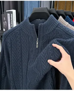 Détail d'un pull pour homme bleu foncé à torsades avec col zippé et maille texturée.