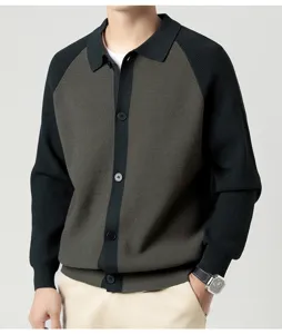 Gros plan sur le cardigan en tricot pour homme à col polo et design bicolore élégant.