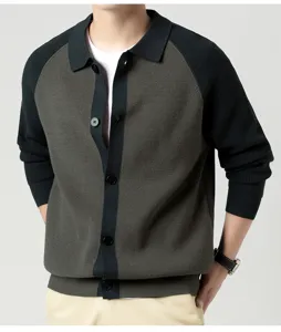 Détail du cardigan tricoté pour homme, col polo bicolore avec fermeture à boutons.