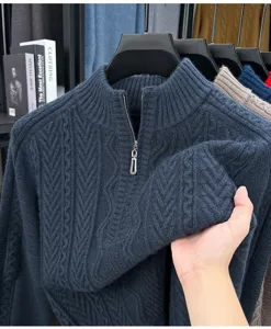 Pull homme en tricot lourd avec col montant zippé et motif torsadé en bleu foncé chaud