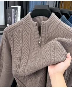Vue en gros plan de la texture du pull en tricot pour homme avec fermeture eclair.