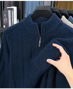 Gros plan détaillé du pull en tricot torsadé bleu foncé pour homme, col cheminée et zippé.