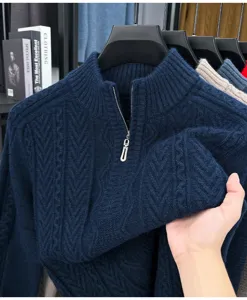 Détail pull en maille tressée zippée pour homme montrant le tissu texturé et fermeture.
