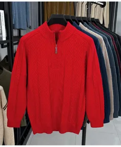 Pull col montant zippé homme en maille tressée détail de texture et fermeture éclair.