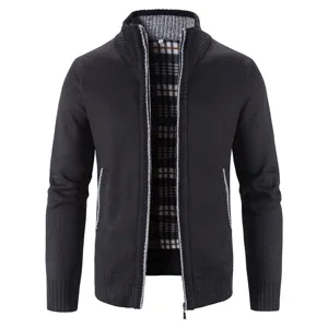 Détail du col du cardigan en tricot pour homme, doublure à carreaux, fermeture éclair.