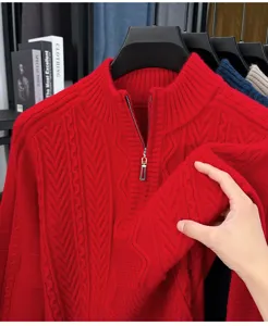 Gros plan sur le pull rouge homme en maille torsadée à col zippé, montrant la texture épaisse.