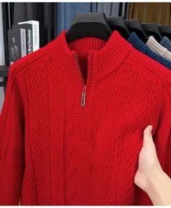 Pull col montant rouge homme avec fermeture éclair détail tricot torsades gros plan