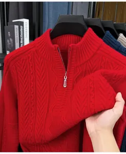 Vue détaillée du pull rouge à col zippé et grosses mailles chaudes et douces.