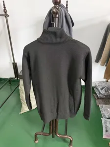 Vue de détail de tricot d'hiver pour homme avec col montant texturé et tissu uni.