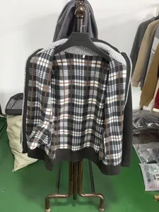 Gilet cardigan en tricot doublé pour homme, motif à carreaux intérieur, hiver chaud.