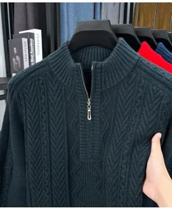 Détail de pull en tricot avec col montant zippé pour homme, motif torsadé chaud et épais.