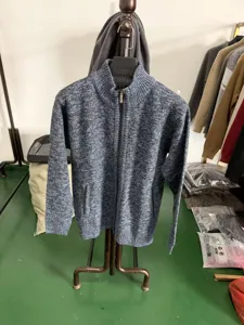 Cardigan zippé en tricot pour homme col montant vue détaillée du tissu texturé et fermeture.