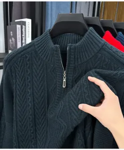 Gros plan sur les détails de texture du pull col montant zippé torsadé vert foncé homme.