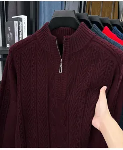 Pull homme col montant zippé en maille torsadée, détail de texture chaude hivernale épaisse.