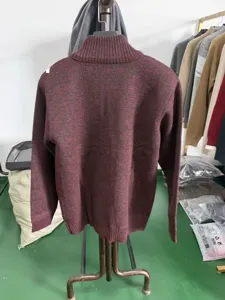 Vue détaillée du cardigan en tricot rouge foncé de dos, montrant le col et la texture.