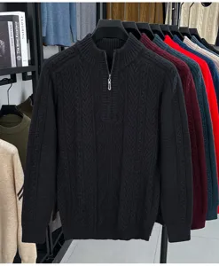 Vue détaillée du pull tressé pour homme à col montant zippé en noir, idéal pour l'hiver.