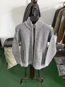 Cardigan en tricot gris pour homme avec col montant et fermeture éclair en détail
