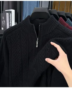 Détail pull col montant zippé homme, texture maille torsadée épaisse et chaude en noir.