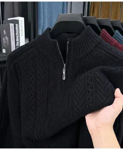 Vue détaillée du tissu du pull en maille torsadée pour homme avec fermeture éclair.