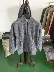 Cardigan zippé homme col montant, pull en maille chinée gris thermique pour automne hiver.