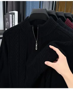 Vue détaillée du pull pour homme avec col cheminée, fermeture éclair et texture torsadée.